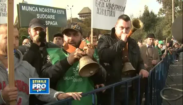 INCIDENTE la protestul din Piata Victoriei. Fermierii au aruncat cu garduri in jandarmi