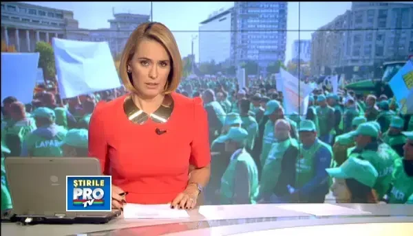 VIDEO. Momentul in care fermierii-protestatari incep sa arunce cu garduri in jandarmi