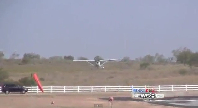 Un avion s-a ciocnit cu o masina! VIDEO