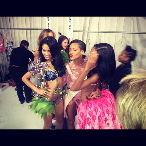 RIHANNA a postat poze cu ea topless in vestiar! FOTO