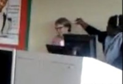 O profesoara din SUA, agresata de doua eleve in timpul orelor.Totul a fost filmat cu telefonul mobil