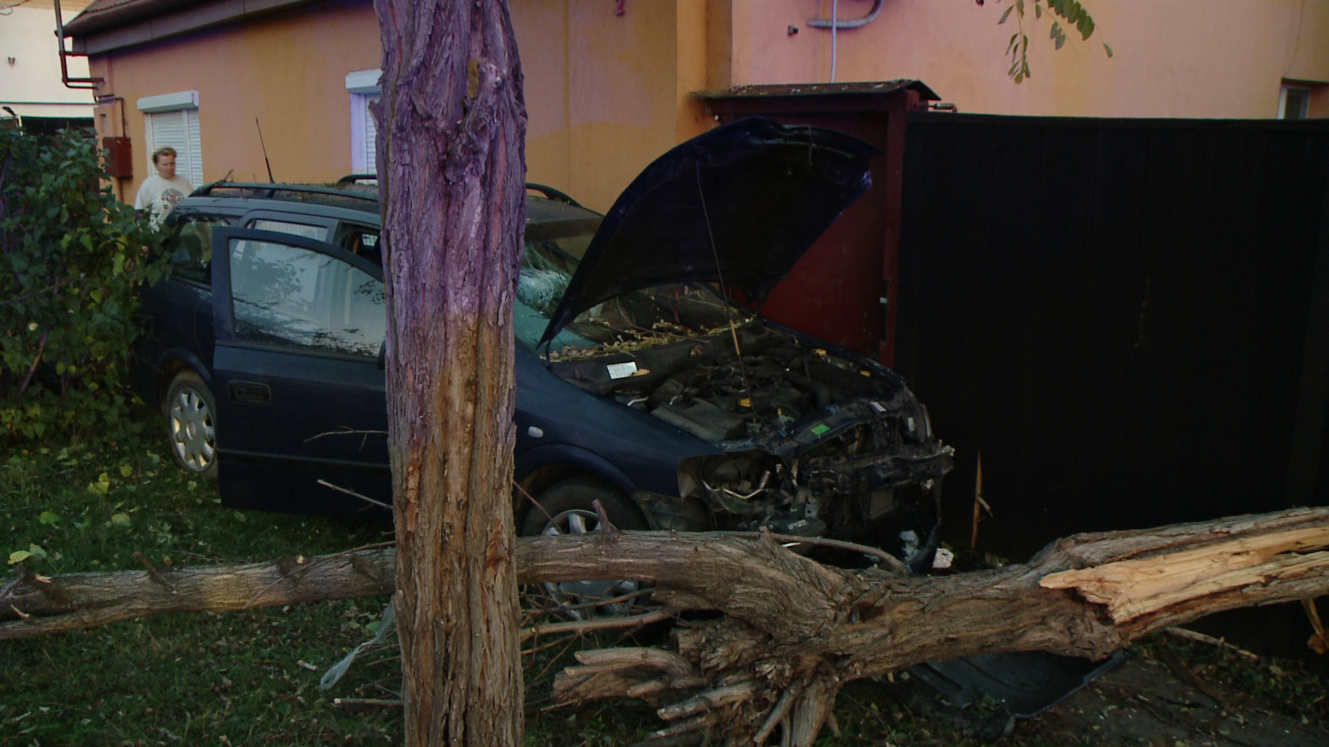 Un sofer din Timisoara care s-a urcat baut la volan, a intrat in gardul unei case