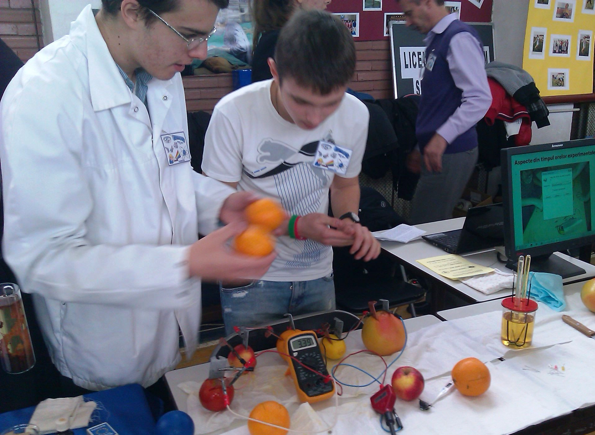 Ziua in care joaca cu focul a fost permisa. Festivalul stiintei a atras mii de elevi aradeni