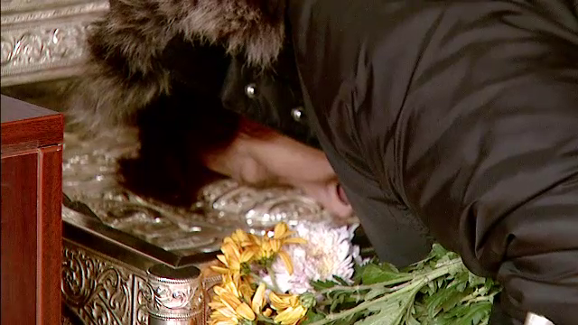 Mii de oameni s-au inchinat la racla cu moastele Sf. Nectarie, vindecatorul de cancer