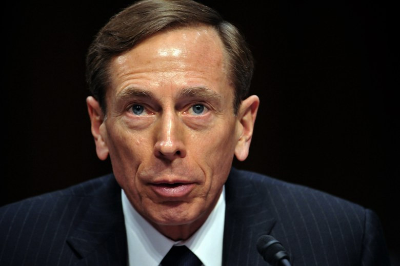 Triunghiul amoros pe care David Petraeus il ascundea in spatele biroului de director general CIA