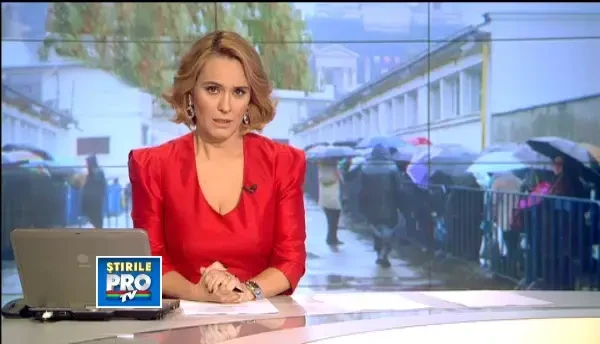 Mii de oameni s-au inchinat la racla cu moastele Sf. Nectarie, vindecatorul de cancer