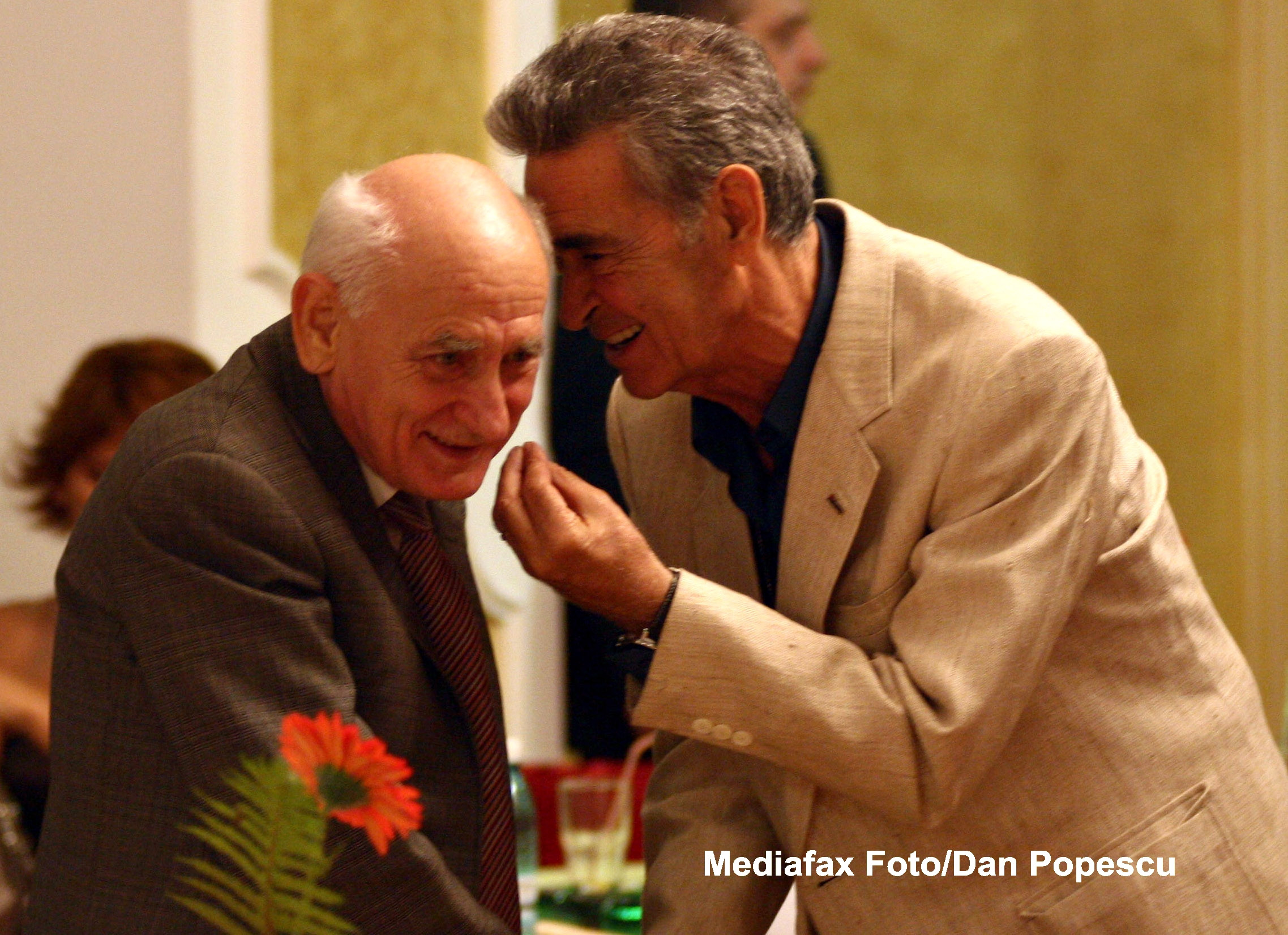 Iurie Darie (D) discuta cu criticul de film, Tudor Caranfil (S)