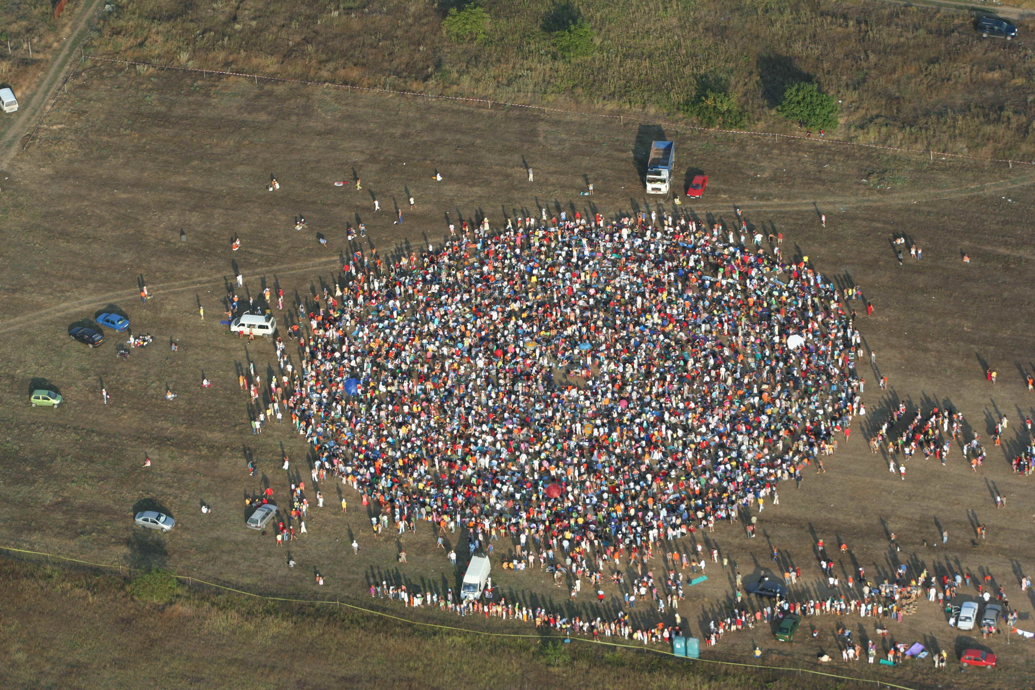 Peste 1.000 de persoane participa la o "spirala" MISA pe un camp de la marginea Capitalei