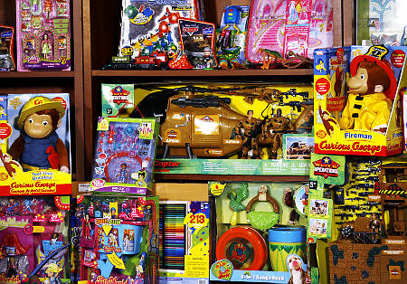 Un burlac din Singapore si-a umplut casa cu 9.000 de papusi. Care este reactia femeilor