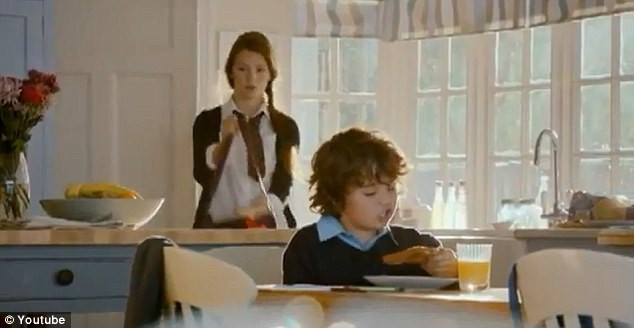 Reclama care a scandalizat Marea Britanie. Cum apare o eleva de 18 ani in acest videoclip. VIDEO