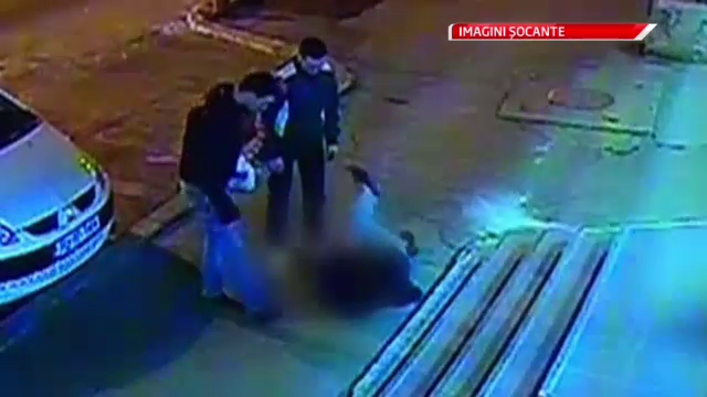 IMAGINI SOCANTE. Politist batut in plina strada. Colegii lui trec pe langa el, dar nu intervin.VIDEO