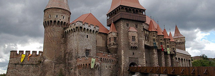 Castelul Corvinilor, la un pas de RUINA. Am putea pierde o comoara medievala din cauza nepasarii