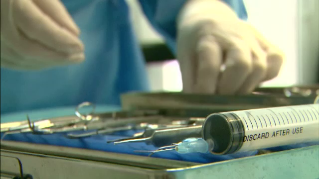 Barbat fara adapost, in stare critica, la spital. Un necunoscut i-a introdus un tarus in anus