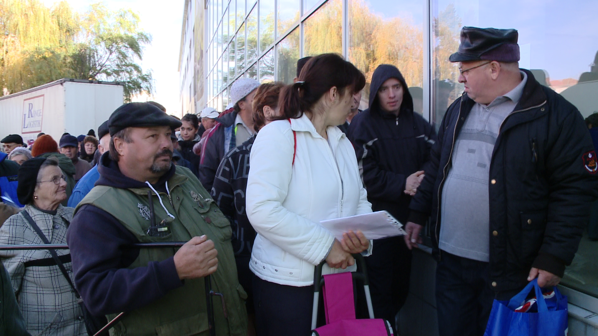 Timisorenii s-au asezat la rand cu noaptea in cap pentru a primi alimentele de la Uniunea Europeana