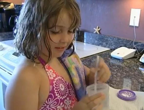 Obligata sa bea zilnic aproape 3 litri de lapte, ca sa nu moara. Afectiunea bizara a unei fetite