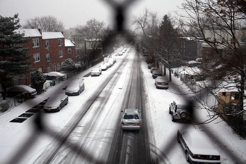 Zece lucruri de care trebuie sa tineti cont, atunci cand conduceti pe drumurile acoperite cu zapada