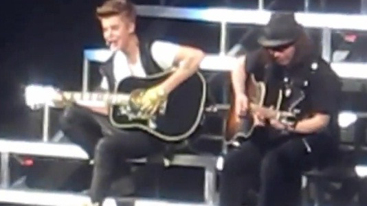 Mesajul lui Justin Bieber pentru Selena Gomez. Ce i-a urat artistul pe scena, dupa despartire. VIDEO