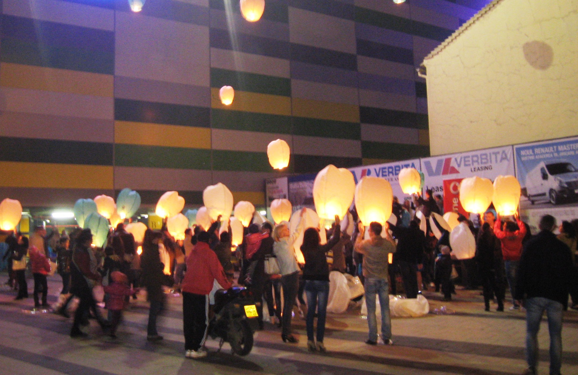 Explozie de lumini pe cerul Aradului. Au fost lansate sute de lampioane zburatoare. VIDEO