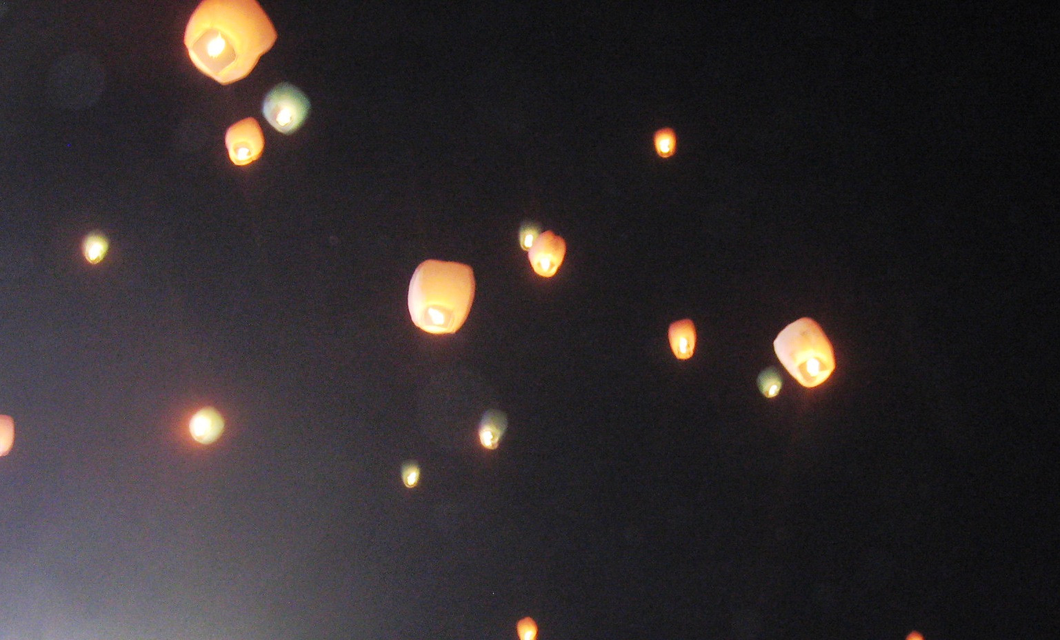 Sute de felinare vor lumina cerul in “Seara Lampioanelor”,in amintirea celor care au murit de cancer