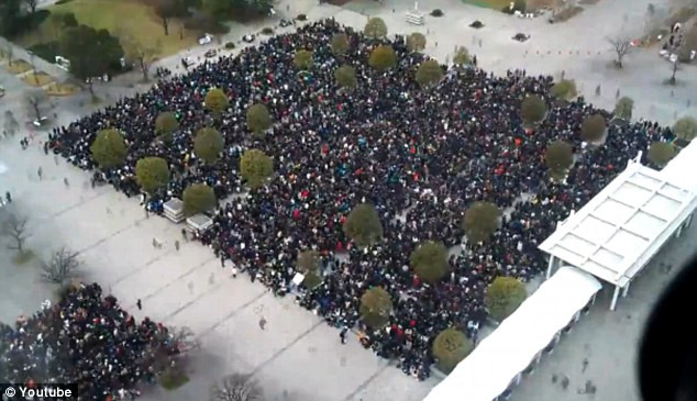 IMAGINI SENZATIONALE: Cum sunt tinuti sub control 500.000 de oameni! VIDEO