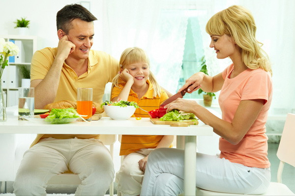 Numarul femeilor casnice, tot mai mic in Anglia. Numarul barbatilor fara loc de munca s-a dublat