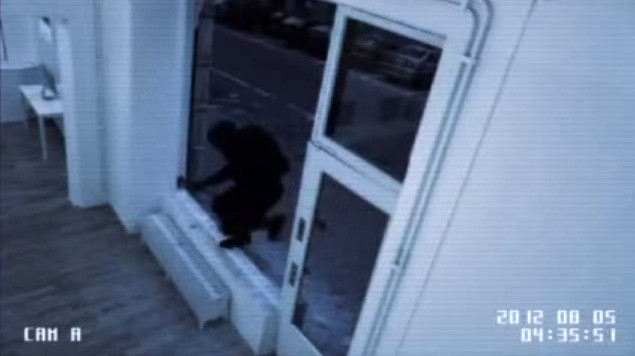 Reclama zilei: Firma care termina de reparat geamul spart de hot inainte ca jaful sa se termine