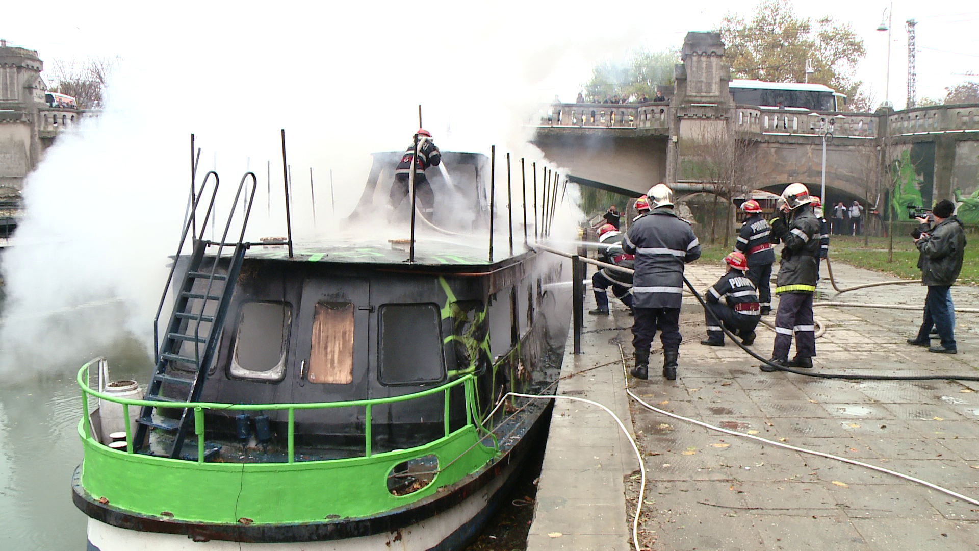 FOTO. Vaporasul Pelican de pe raul Bega a fost mistuit de flacari