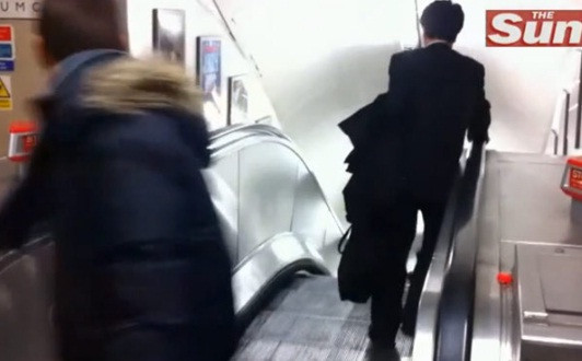 Singur impotriva scarilor rulante. Aventura unui om de afaceri beat, in metroul din Londra. VIDEO