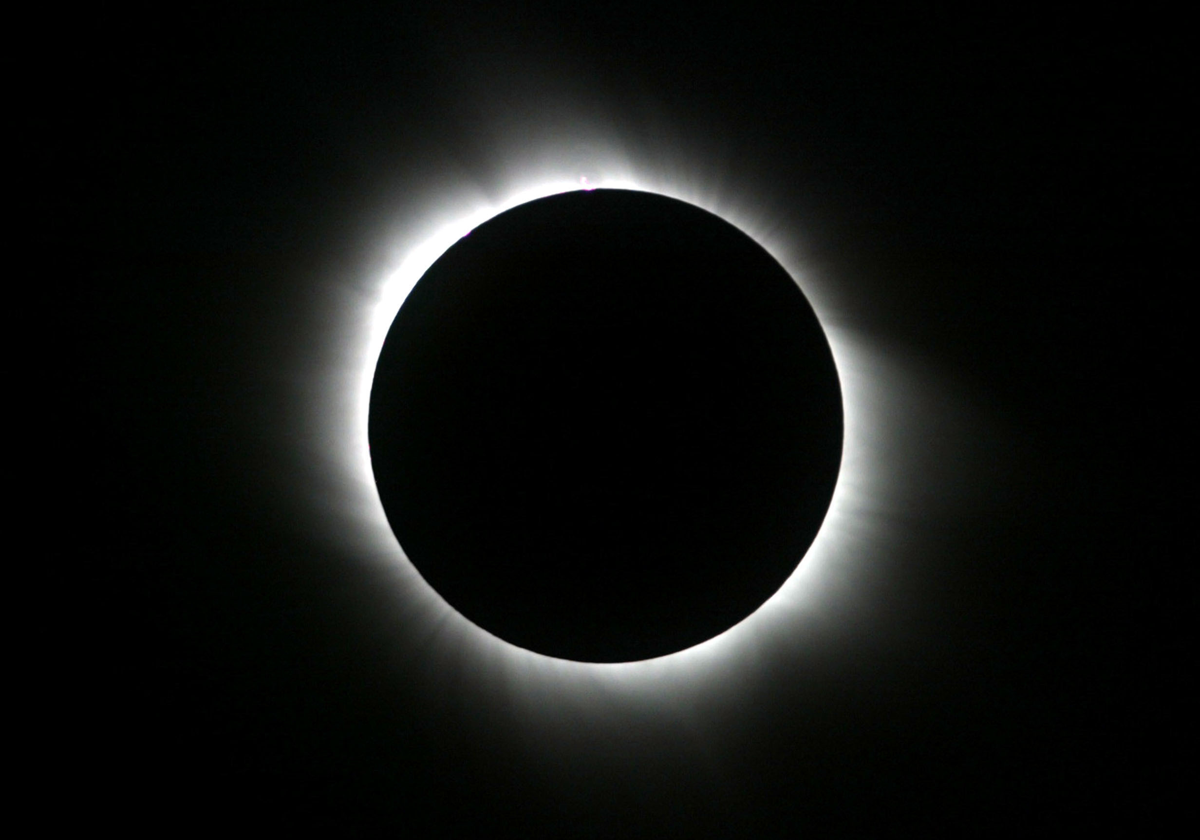 Eclipsa totala de soare, vizibila in Australia. Zeci de mii de oameni au urmarit-o pe viu. VIDEO