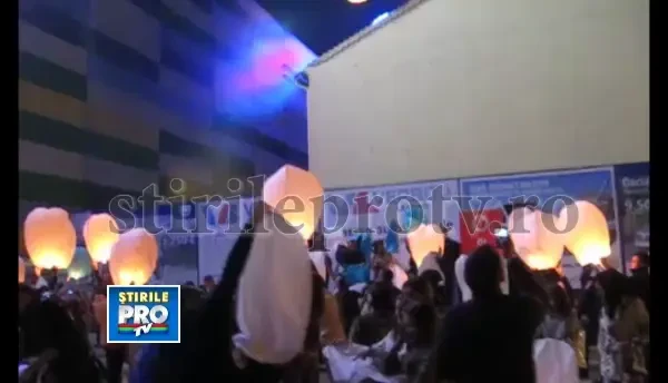 Explozie de lumini pe cerul Aradului. Au fost lansate sute de lampioane zburatoare