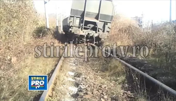 Patru vagoane incarcate cu carbune au deraiat, dupa ce hotii au furat componentele caii ferate
