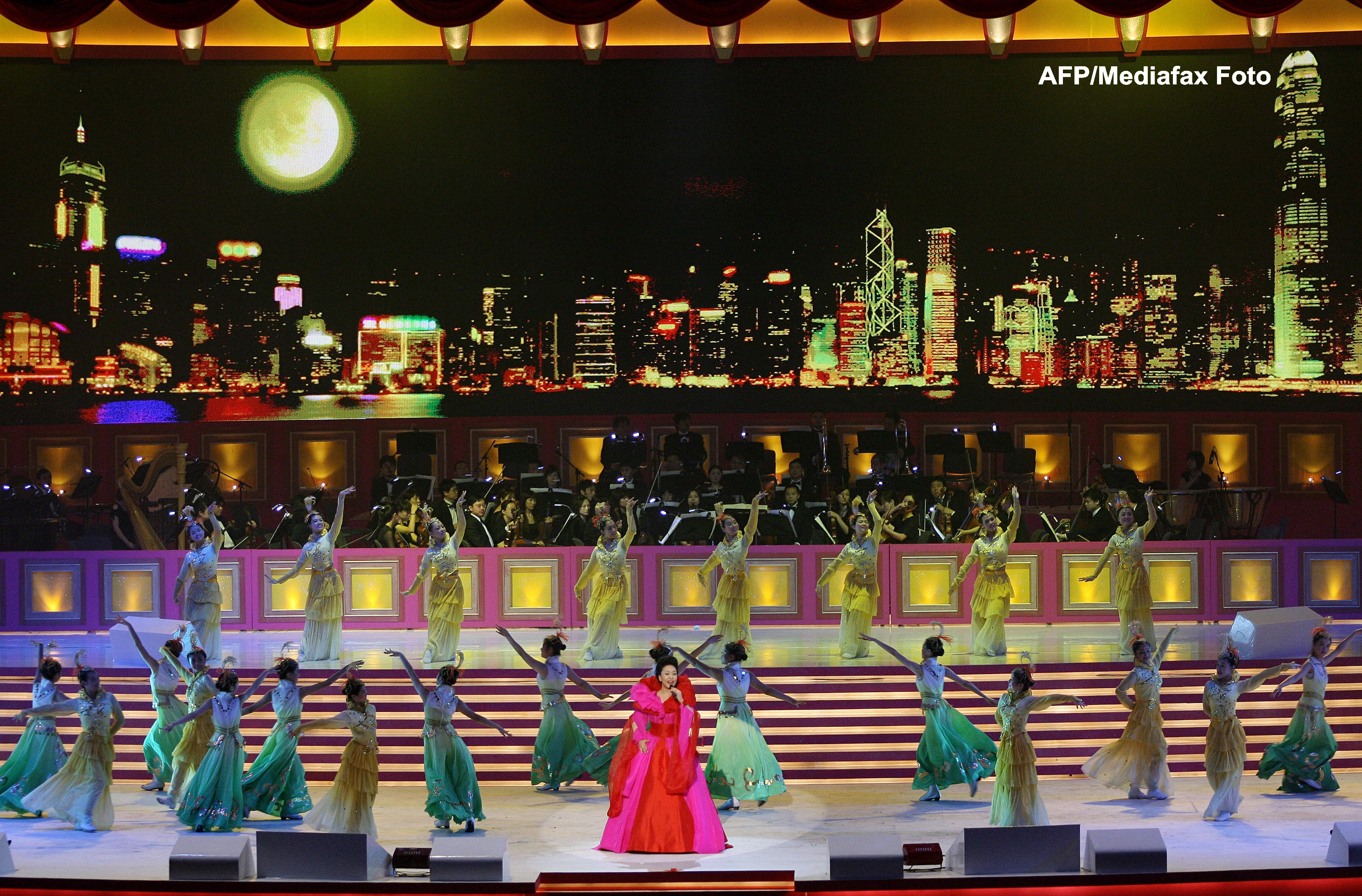 Frumoasa Peng Liyuan, cantareata si GENERAL de armata a Chinei, va fi Prima Doamna a tarii. VIDEO