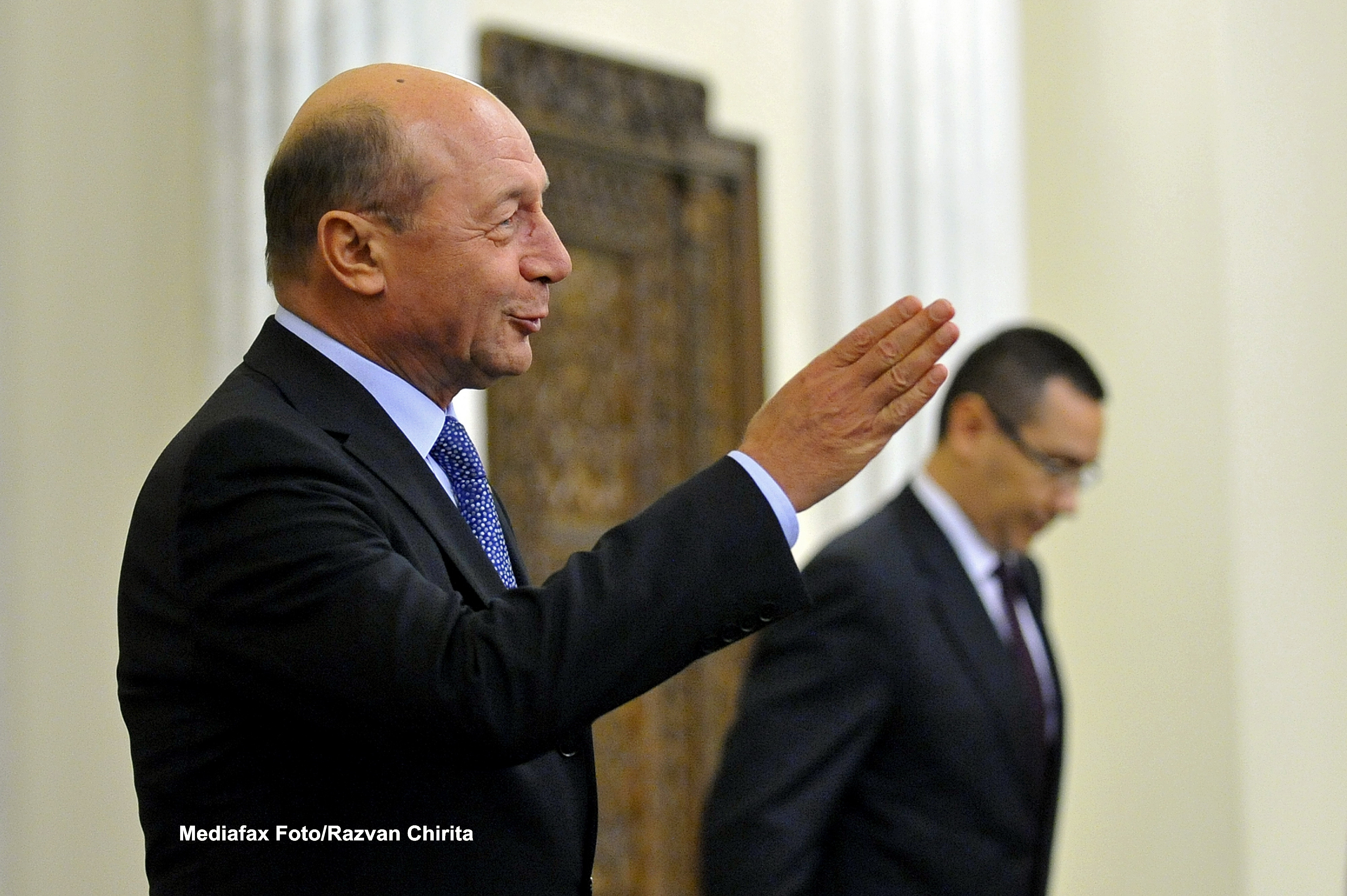 Basescu: Ponta vrea sa faca ceva ilegal in CSAT cu CFR Marfa, nu pare strain de un aranjament murdar