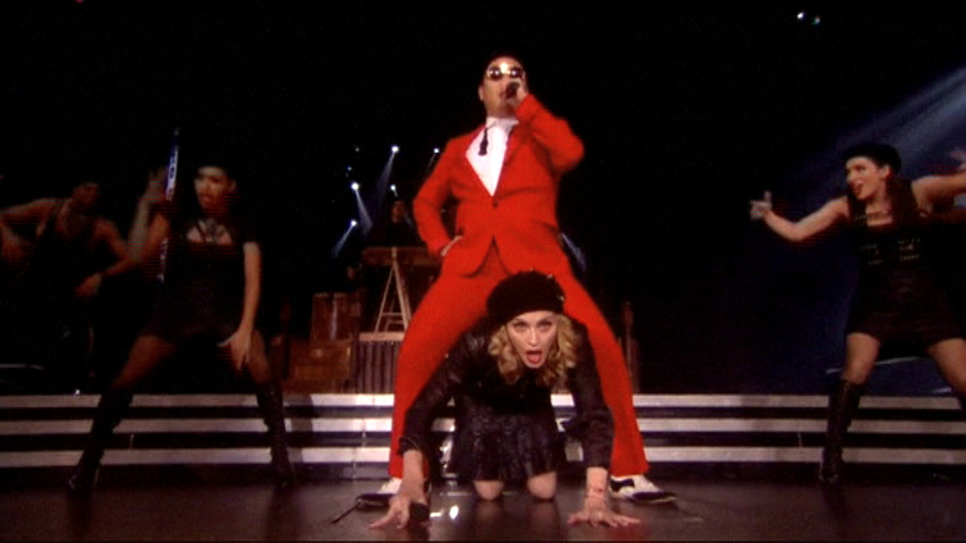 Madonna a fost calarita de PSY pe ritmurile "Gangnam Style" in fata a 20.000 de oameni. VIDEO