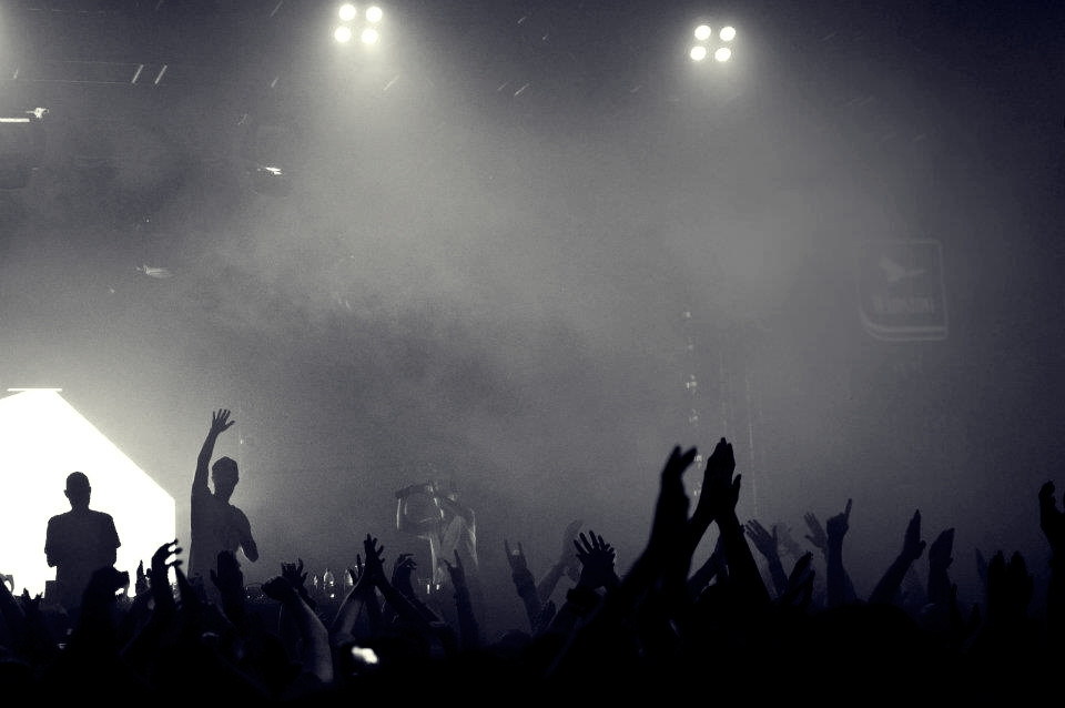 Suie Paparude a lansat piesa si videoclipul "Nu te mai saturi de noi". VIDEO