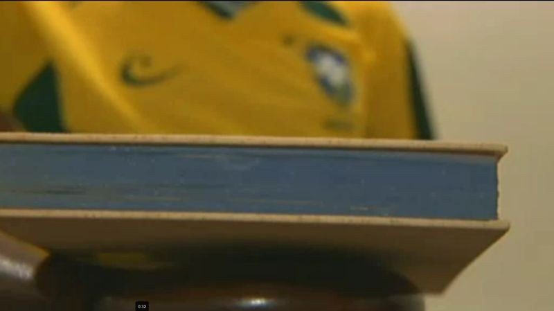 Un barbat a gasit peste 20.000 de dolari intr-o carte aruncata la gunoi. Ce zice ca va face cu banii