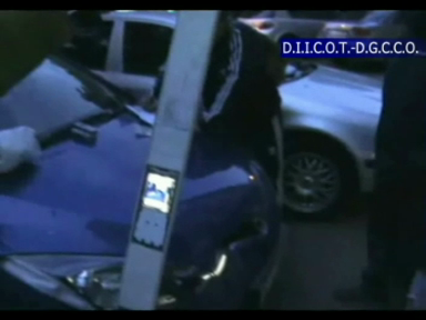 Au clonat carduri si au furat identitati de 1 milion de euro. Hotii erau ajutati de un politist