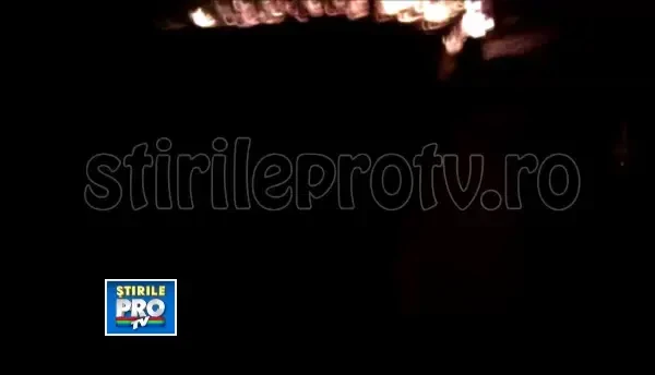 Incendiu la Oradea. O casa a fost cuprinsa de flacari uriase. Acoperisul a ars in intregime. VIDEO