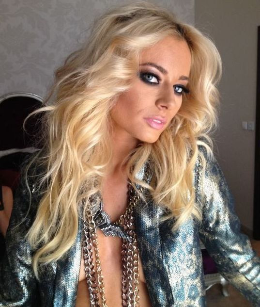 Surpriza Laurei Cosoi pentru fanii ei de pe Facebook. Cum si-a schimbat vedeta look-ul. FOTO