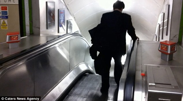 Un barbat incearca sa coboare pe o scara rulanta care merge in sens invers! VIDEO