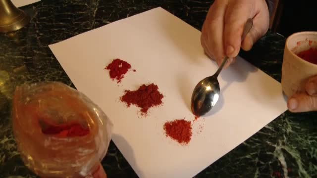 Adevarul despre boiaua vanduta in piete: este un amestec de faina, colorant si putin ardei rosu