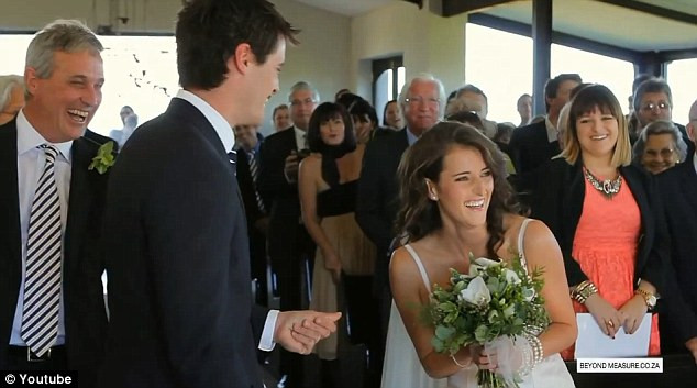 O mireasa rade in hohote la intrarea in altar. Ce s-a intamplat chiar in fata ei. VIDEO