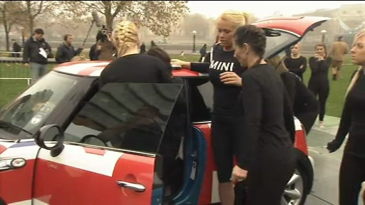 Cate fete incap intr-un MINI? Un nou record mondial a fost stabilit in Marea Britanie