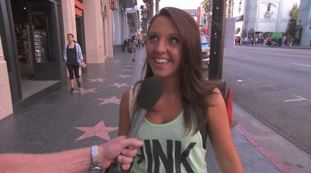 Reactiile surprinzatoare ale trecatorilor cand sunt intrebati de la obraz: "Esti prost?" VIDEO