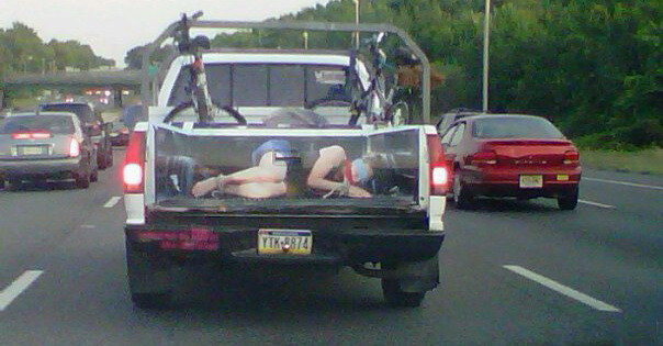 ILUZIE OPTICA: daca o vezi pe strada iti vine sa suni la POLITIE! Ce au vazut in remorca unei dubite: