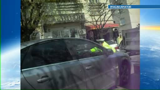 Doi ani de inchisoare, cu executare, pentru soferul care a luat pe capota masinii un politist