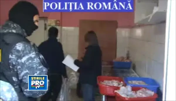 Perchezitii la depozitele de alimente. Politistii au gasit carne tinuta in conditii mizerabile