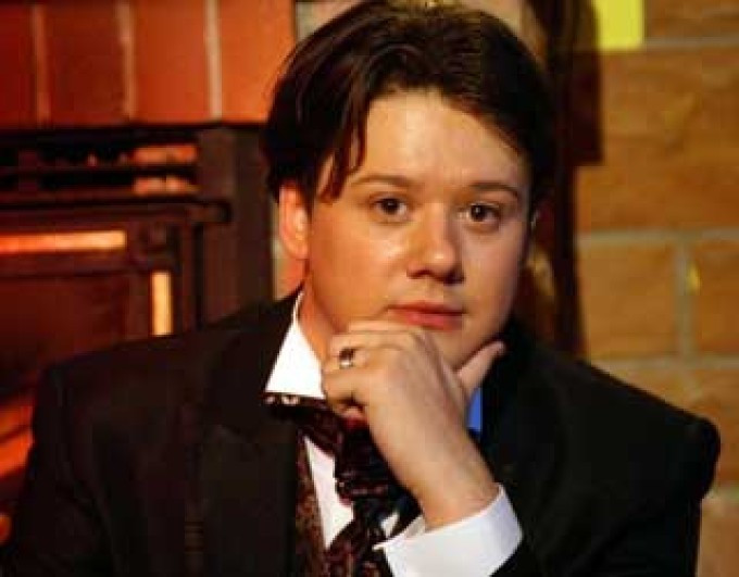 Connect-R l-a provocat pe Fuego sa-si toarne galeata de apa cu gheata in cap. Artistul a facut gestul chiar de ziua lui