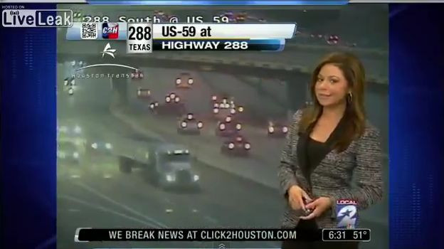 Momentul in care un SUV se ciocneste cu o masina de pompieri, in timpul unei emisiuni LIVE. VIDEO