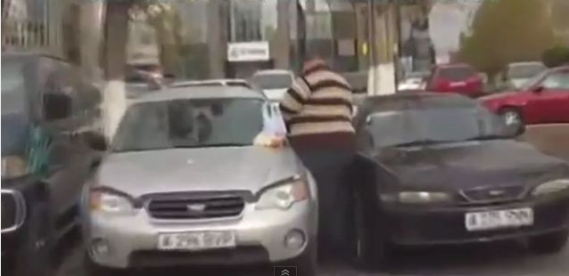 Si-a gasit masina lovita in parcare. Cand a urmarit inregistrarea, a inceput sa rada. VIDEO